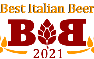 Sono stati pubblicati online i risultati del Best Italian Beer 2021. Si chiude così l’anno brassicolo (con un piccolo ritardo causa Covid) e finalmente conosciamo i tanto attesi risultati che portano sul podio italiano le migliori birre italiane del 2021.Il Premio Nazionale, ormai alla sua settima edizione, è organizzato da FederBirra – Federazione Italiana Birra Artigianale ed è rivolto a tutti i produttori di Birra Artigianale Italiana o comunque non industriale. L’obiettivo è quello di selezionare le migliori produzioni italiane, suddividendole per categorie di prodotto. La giuria ha infatti stilato una classifica delle tre migliori birre per ogni categoria: Luppolo d’Oro, Luppolo d’Argento, Luppolo di Bronzo più la Gran Manzione (introdotta per la prima volta quest’anno).Accanto al premio generale con le sue 62 categorie in concorso (7 in più del 2020), vi è quello assoluto della Spiga D’Oro – Best Beer of the Years 2021 che quest’anno ha visto VINCITORE il Birrificio La Curtense con la Birra “Riserva del Curtense”. La Spiga D’Argento invece è andata al Birrificio Acelum con la Birra “Delizia”, mentre quella di Bronzo al Birrificio Spirito Agricolo con la Birra “Edvige”.Il 2021 ha visto anche la nascita di un Nuovo Premio, il Best Italian Breweries. Un premio speciale che ha voluto dare un riconoscimento ai Migliori Birrifici Italiani del 2021 e i cui VINCITORI sono: con il Primo Premio chiamato Tino d’Oro, il Birrificio Acelum, il Tino d’Argento invece al Birrificio di Legnano e il Tino di Bronzo al Birrificio Bari.Infine, dopo il successo delle prime edizioni, anche per l’anno 2021, è stato confermato il premio “Packaging Beer Awards” per valorizzare e premiare l’impegno di quelle aziende italiane che investono nel miglioramento dell’immagine del proprio prodotto: Etichetta d’Oro, Etichetta d’Argento, Etichetta di Bronzo.Un risultato, quello del 2021, voluto con tenacia da FederBirra, nonostante le tante difficoltà che la pandemia ha posto lungo il percorso e che pone e conferma questo premio come uno dei più importanti e ambiti a livello nazionale e che spinge sempre più FederBirra alla ricerca di nuovi strumenti per valorizzare le migliori produzioni nazionali in tema brassicolo.L’occasione è anche per annunciare che l’edizione 2022, che si terrà a fine anno (iscrizioni aperte da Maggio 2022), è già in fase di elaborazione con un piccolo restyling e con tantissime novità….